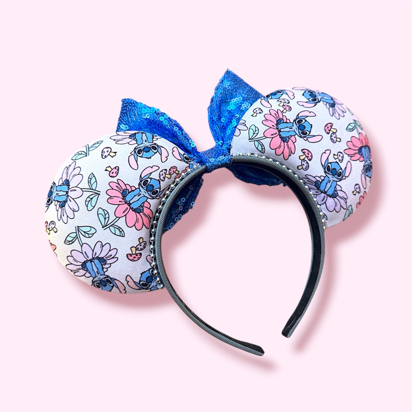 ALIEN IN THE DAISIES