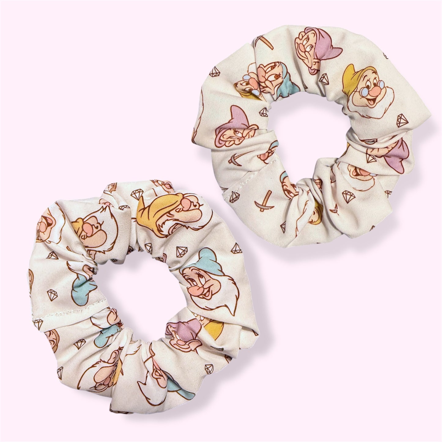 SNOW’S SEVEN // SCRUNCHIE!