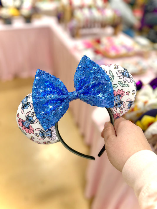 ALIEN IN THE DAISIES