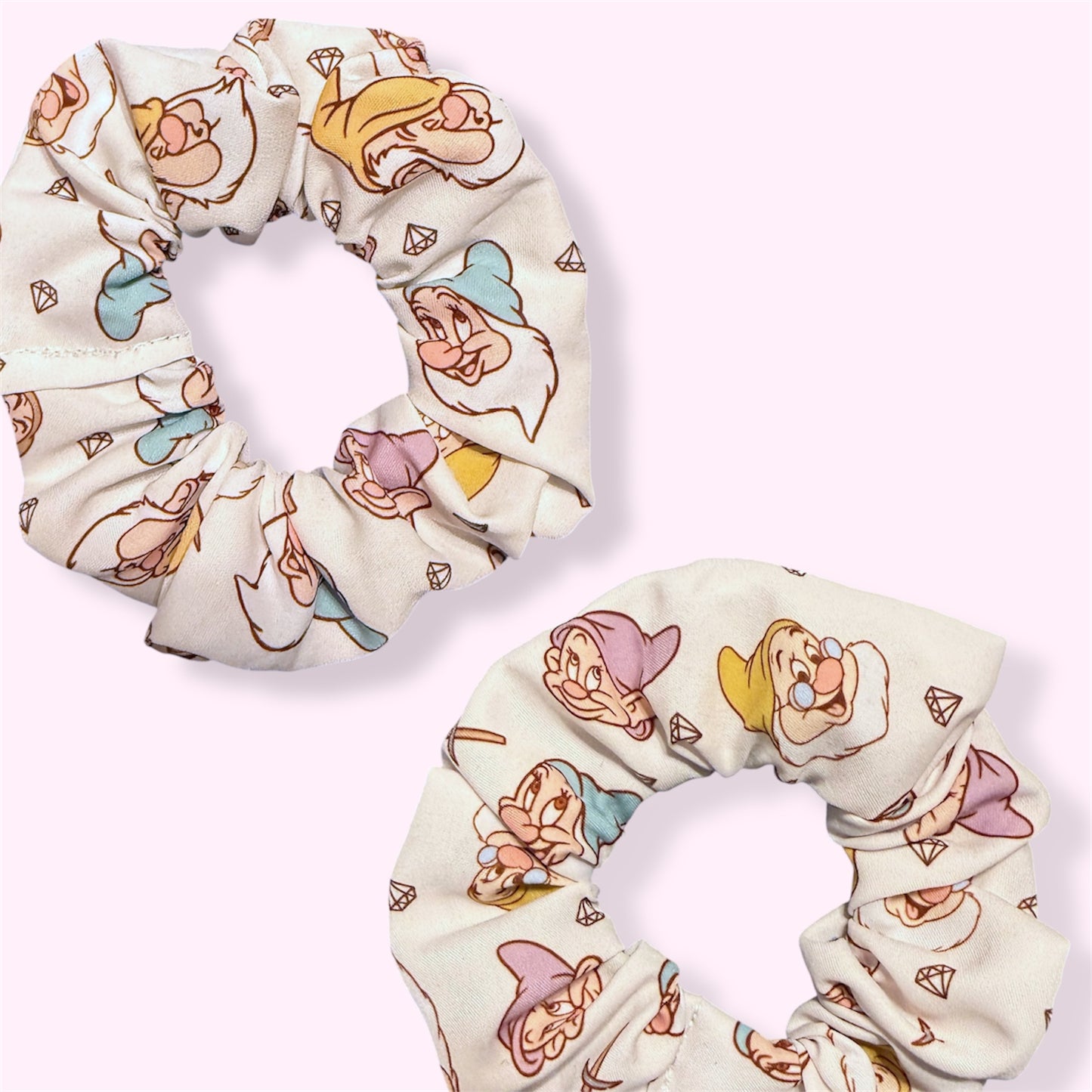 SNOW’S SEVEN // SCRUNCHIE!