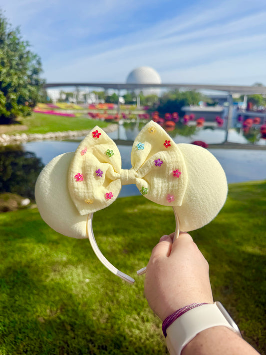 BLOOMING BUTTER YELLOW (flowers optional!)