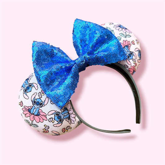 ALIEN IN THE DAISIES